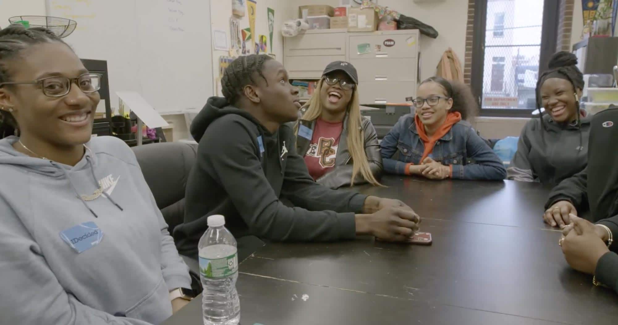 Counseling In Schools Helping New York City students, grupo de estudiantes en una mesa riendo